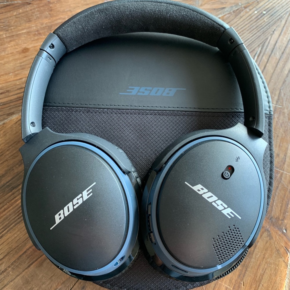 Bose Wireless Bluetooth Over Ear Headphones